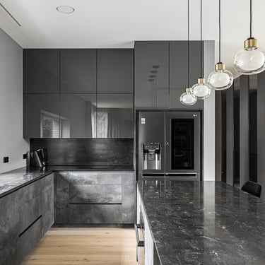 Luxury kitchen with ERGOVENT RONDO invisible diffuser flush-mounted in white ceiling above dark cabinetry.