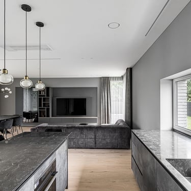 Luxury kitchen and living room with ERGOVENT RONDO diffusers flush-mounted invisibly in white ceiling.