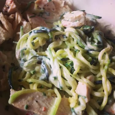 Macarrão de abobrinha com molho branco e frango