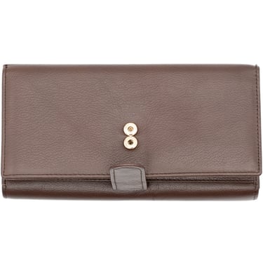 Portofel din piele maro, fotografiat din față, centrat pe fundal alb.