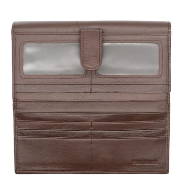 Portofel din piele maro, fotografiat în interior, centrat pe fundal alb.