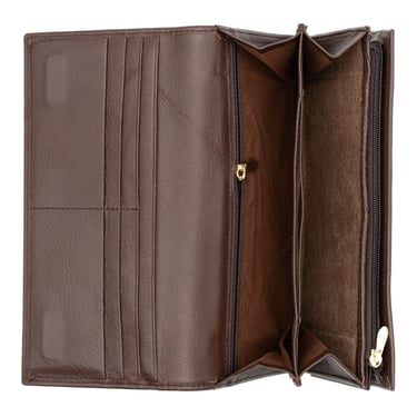 Portofel din piele maro, fotografiat în interior, centrat pe fundal alb.