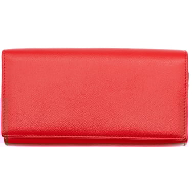 Portofel din piele roșu, fotografiat din față, centrat pe fundal alb.