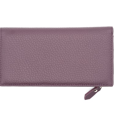 Portofel din piele mov, fotografiat din mov, centrat pe fundal alb.