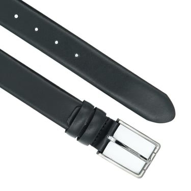 Curea din piele și cataramă argintie, fotografiată frontal pe fundal alb