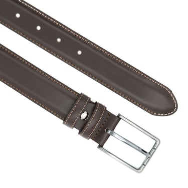 Curea din piele maro cu cusături decorative și cataramă argintie, fotografiată frontal pe fundal alb