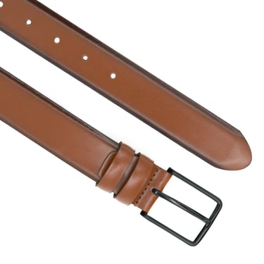 Curea din piele maro și cataramă argintie, fotografiată frontal pe fundal alb