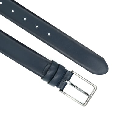 Curea din piele albastră și cataramă argintie, fotografiată frontal pe fundal alb