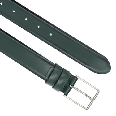 Curea din piele verde și cataramă argintie, fotografiată frontal pe fundal alb