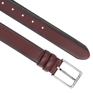 Curea din piele maro cu cusături decorative și cataramă argintie, fotografiată frontal pe fundal alb