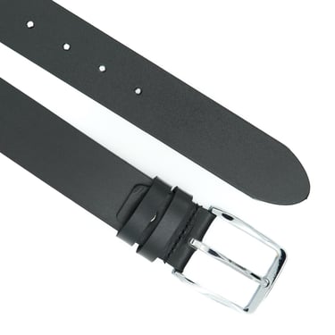 Curea din piele neagră și cataramă argintie, fotografiată frontal pe fundal alb