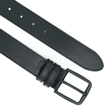 Curea din piele neagră cu cusături decorative și cataramă neagră, fotografiată frontal pe fundal alb