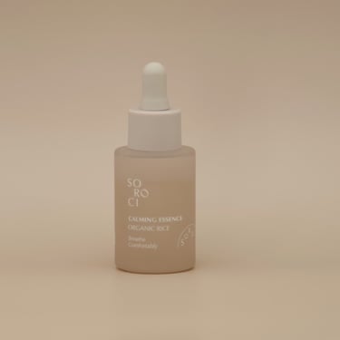 Flacon de esență calmantă, centrat pe fundal bej, iluminat uniform pentru aspect minimalist.