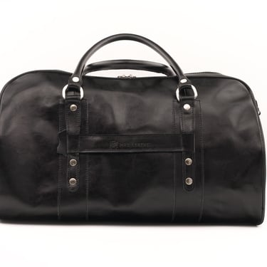 Geantă de voiaj din piele neagră, fotografiată din față, pe fundal alb.