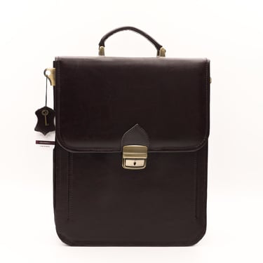 Geantădin piele maro, fotografiată din față, pe fundal alb.