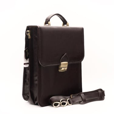 Geantădin piele maro, fotografiată din lateral, pe fundal alb.