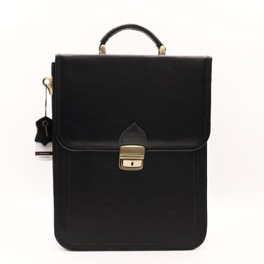 Geantă din piele neagră, fotografiată din față, pe fundal alb.