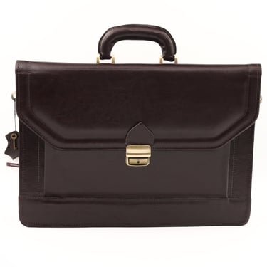 Servietă din piele maro, fotografiată din față, pe fundal alb.