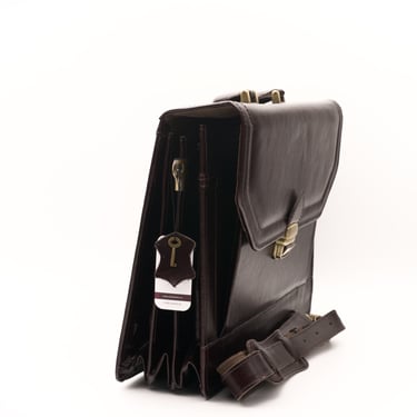 Servietă din piele maro, fotografiată din lateral, pe fundal alb.