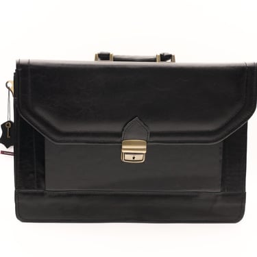 Servietă din piele neagră, fotografiată din față, pe fundal alb.