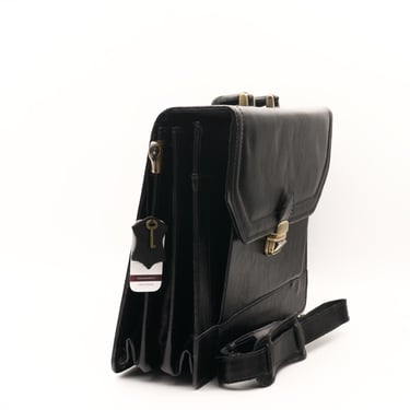 Servietă din piele neagră, fotografiată din lateral, pe fundal alb.