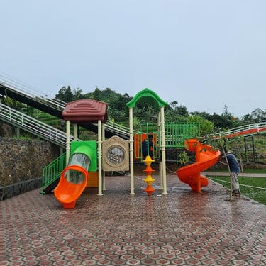 Area bermain anak luar ruangan aman dan menarik
