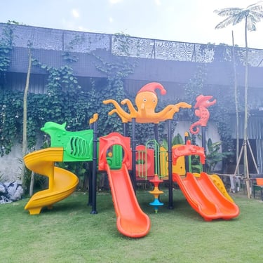 Playground outdoor anak modern dengan perosotan dan panjat