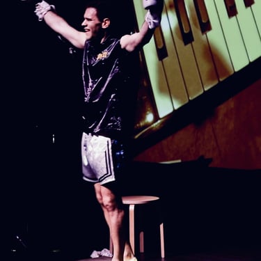 Aurélien Lehmann en tenue de boxeur dans le spectacle Rhythm on Fire