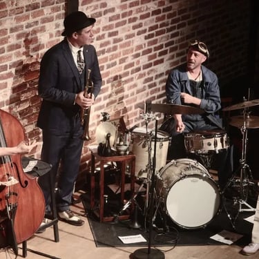 Aurélien Lehmann et son jazz band du Swing Band Cabaret sur la scène du Bal Blomet à Paris