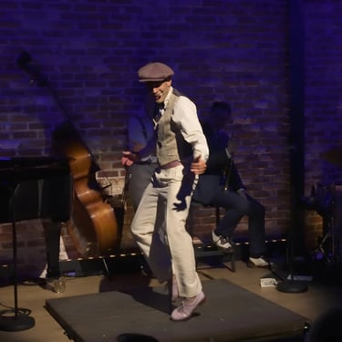 Aurélien Lehmann dans Swing Band Cabaret sur la scène du Bal Blomet - Paris