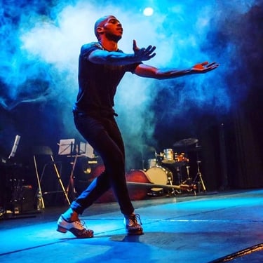 Un danseur de claquettes de la compagnie Tap Dance Paris lors d'un show sur mesure