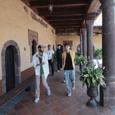 Alumnos caminando mientras conversan en ingles.