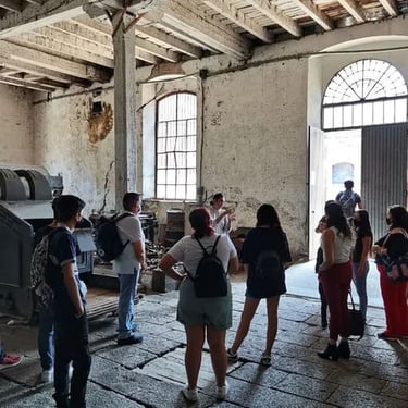 Alumnos compartiendo opiniones en el interior de una fabrica.