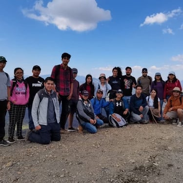 Alumnos en la cima de un volcan posando.