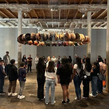 Alumnos de Ice Peak English en una práctica presencial.