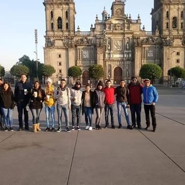 Alumnos posando frente a una catedral.