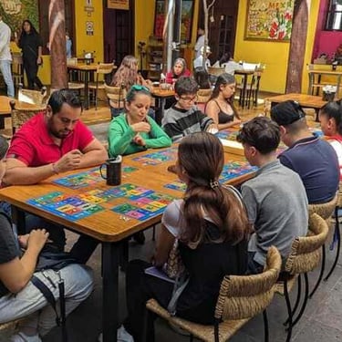 Alumnos jugando un juego de mesa en ingles.