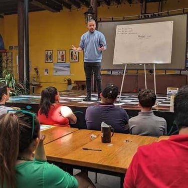 Maestro de Ice Peak English exponiendo una clase en un ambiente relajado.