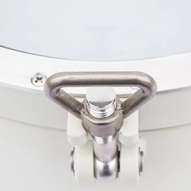 Detail van de RVS vluchter op de 450mm staal/RVS patrijspoort