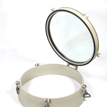 Volledig geopende grote 600mm stalen patrijspoort met gepolijste RVS afwerking