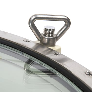 Detail van het RVS sluitingsmechanisme op de grote 600mm stalen patrijspoort