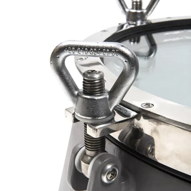 Detail van twee RVS vluchters op een 300mm patrijspoort