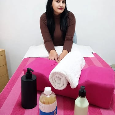 Sesión de masajes relajantes y descontracturantes en Almagro con la profesional Tatiana, utilizando aceites esenciales.