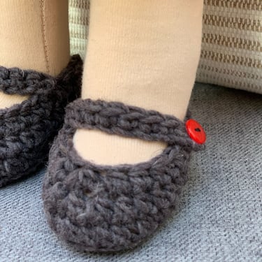 Zapatitos hechos a crochet color azul oscuro y botón rojo para muñeca waldorf
