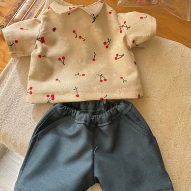 Conjunto de ropa para muñeca Waldorf, playera con cerezas y short azul
