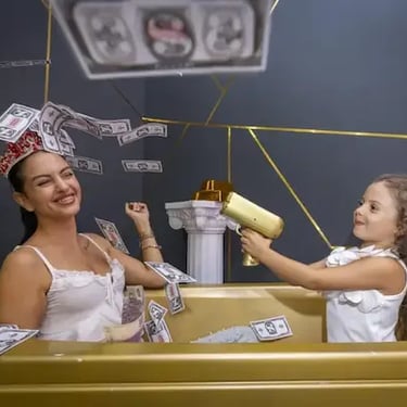 Creative gold bath photo room at Selfie Experience Split – unique photography experience