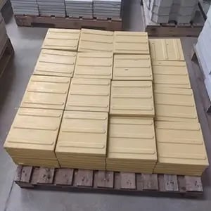 Piso tátil direcional e de alerta para acessibilidade urbana