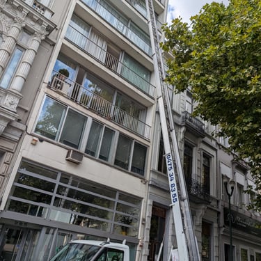 Sky-Lift en action : monte-meuble extérieur déployé pour un passage par fenêtre en hauteur à Bruxelles.