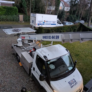 Sky-Lift monte-meuble déployé vers une maison à Bruxelles pour déménagement. Camion 503 Déménagement visible.