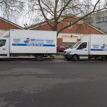 Deux camions 503 Déménagement stationnés à Bruxelles, affichant les services de lift et transport.
